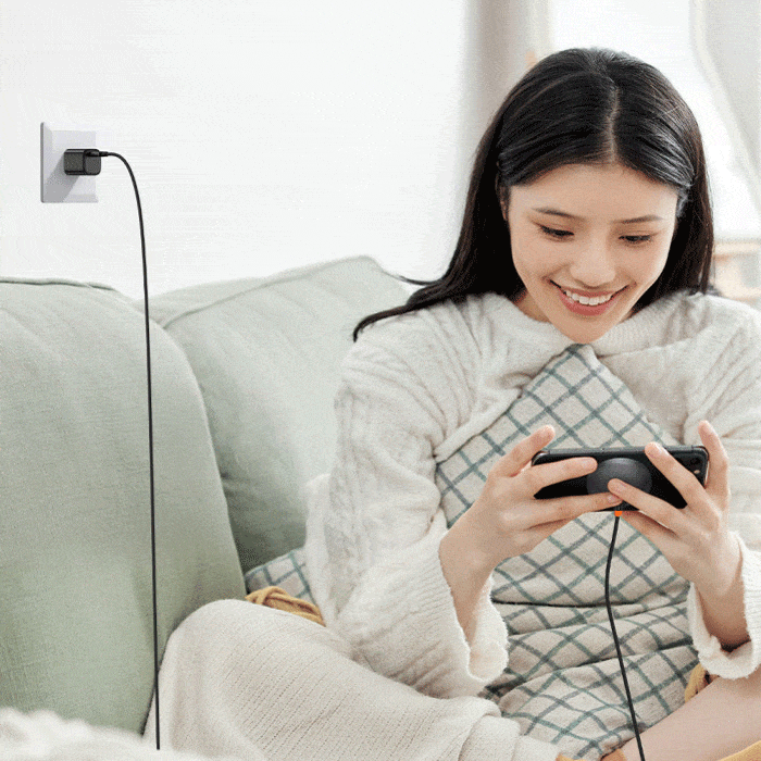 شارژر وایرلس متصل به موبایل و پریز