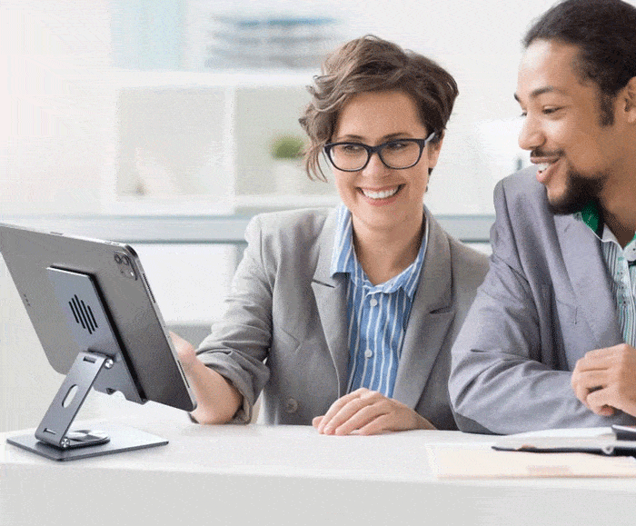 هولدر تبلت روی میز