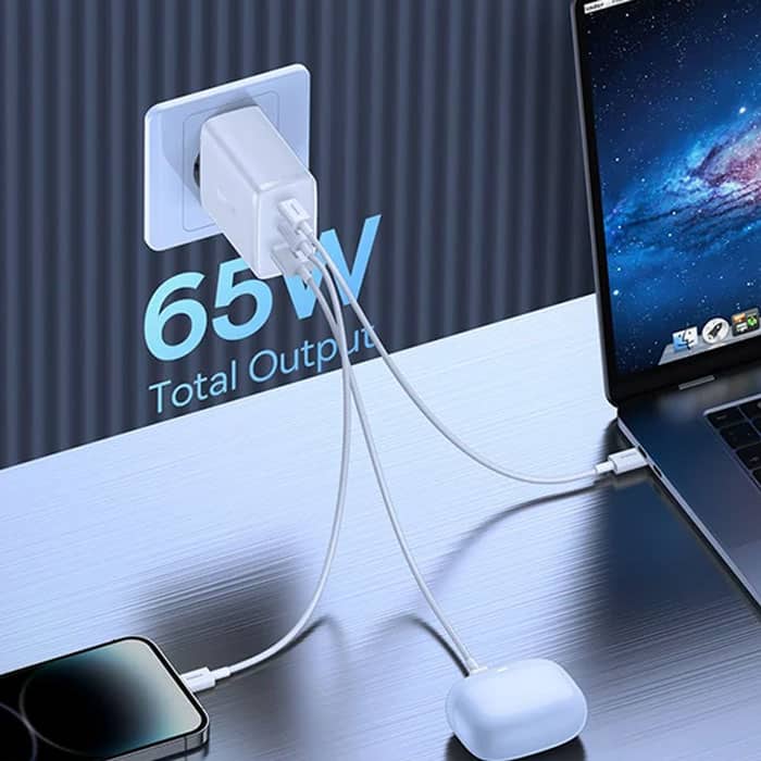 آداپتور متصل به سه دستگاه