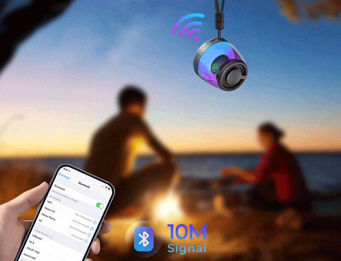اسپیکر متصل به بند در کنار موبایل در طبیعت
