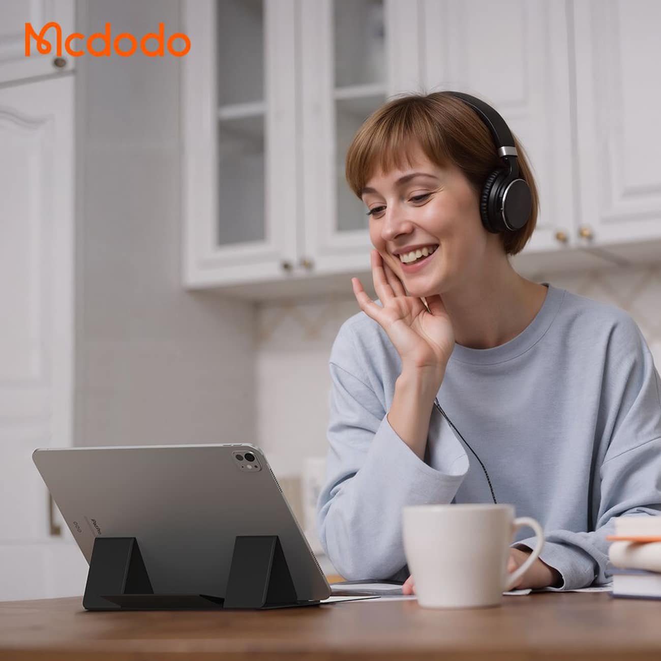 استفاده کاربر از پایه لپ تاپ