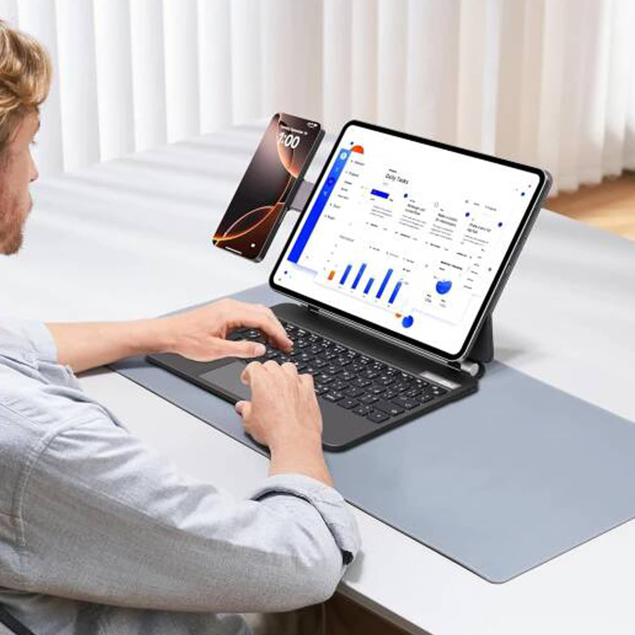 استفاده کاربر از کیف کیبورد