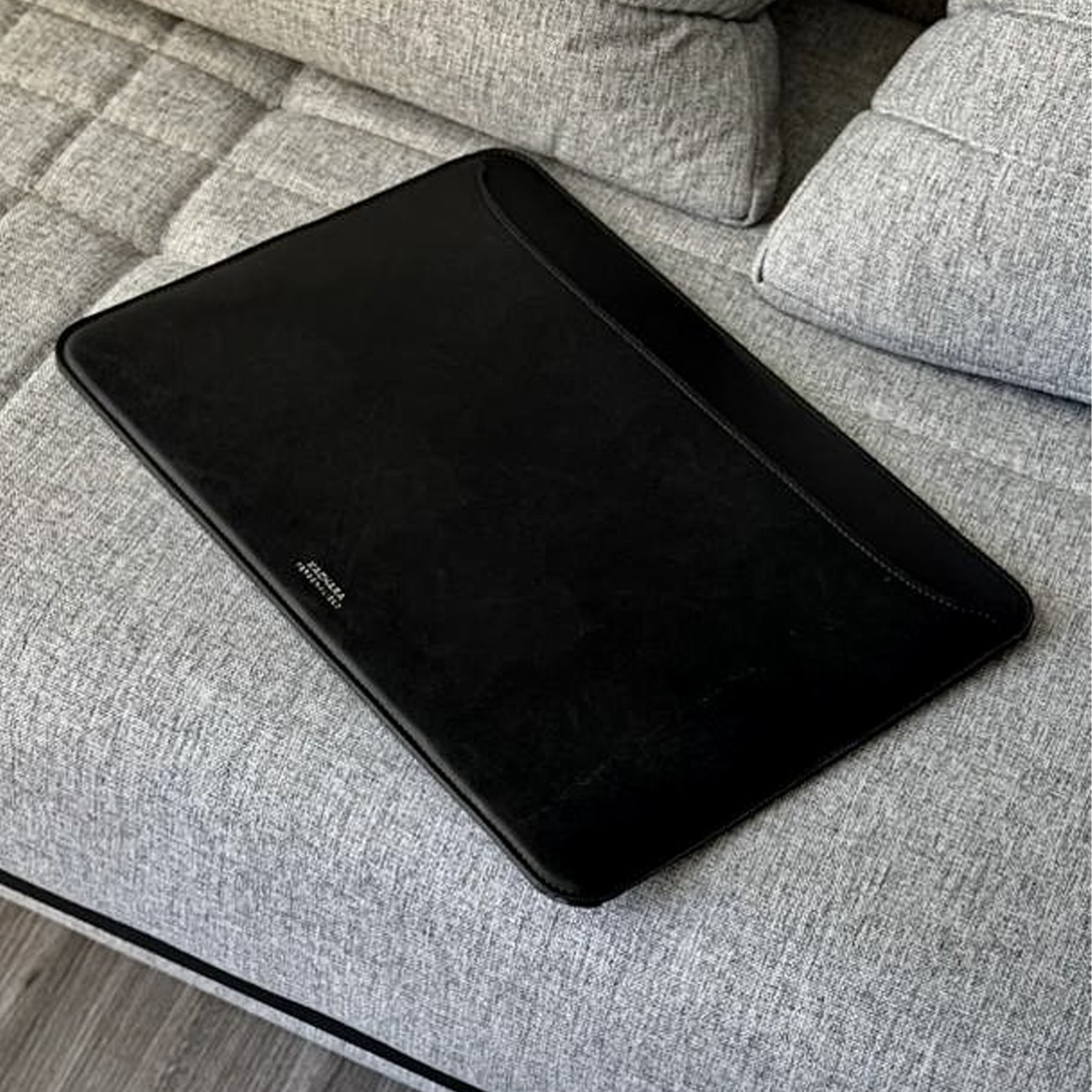 کاور لپ‌تاپ روی مبل
