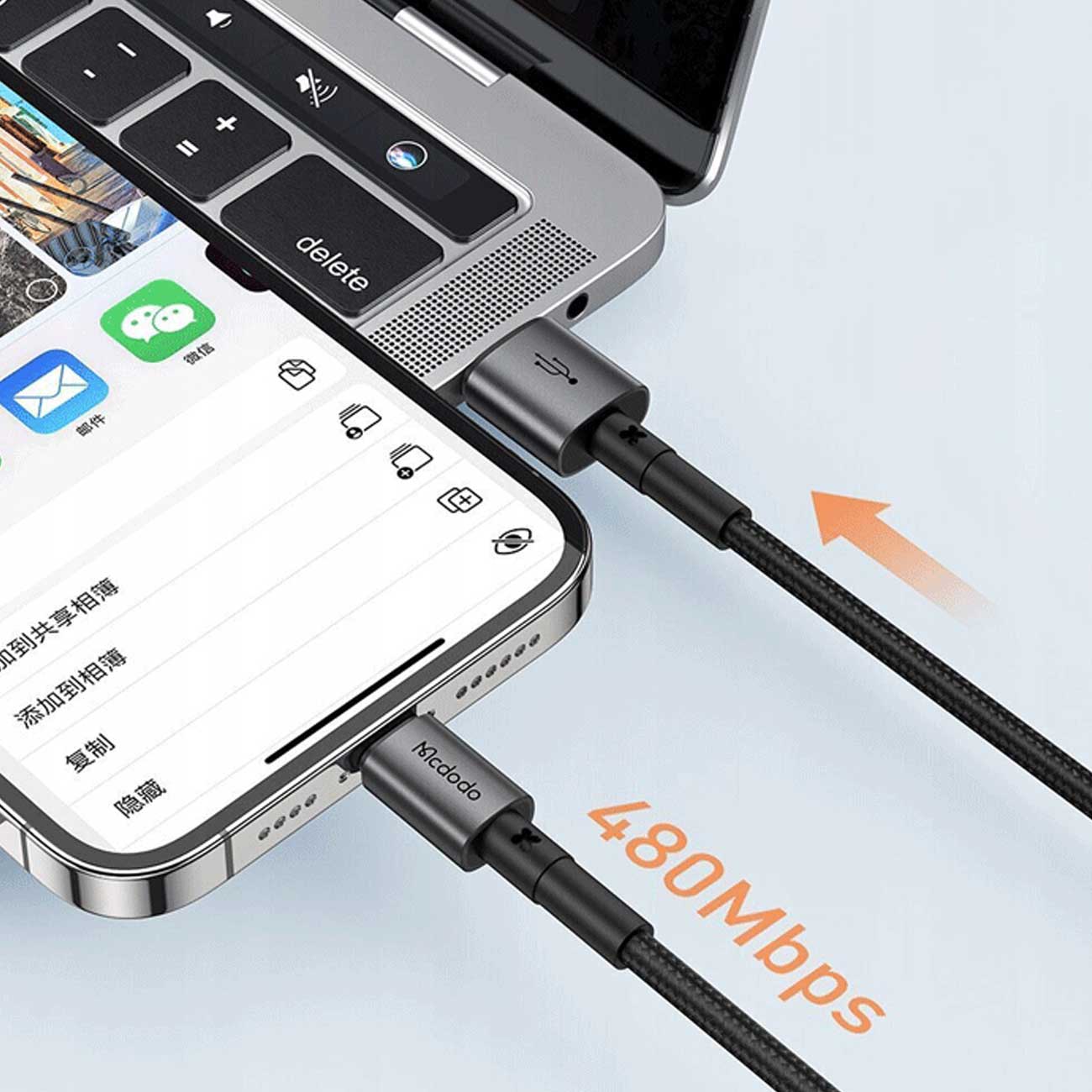 کابل در حال انتقال داده به لپ‌تاپ