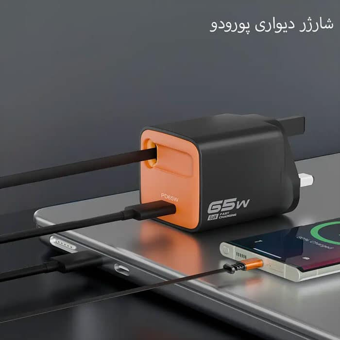 آداپتور متصل به لپتاپ و موبایل