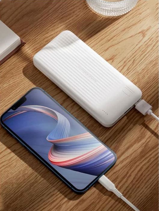 موبایل متصل به پاوربانک
